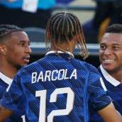 Michael Olise, celebrando con Kylian Mbappé, y Bradley Barcola de espaldas, un gol con la Selección francesa en un partido reciente.