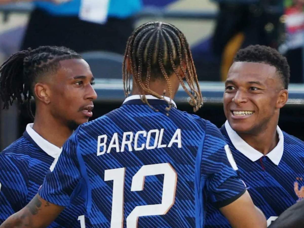 Michael Olise, celebrando con Kylian Mbappé, y Bradley Barcola de espaldas, un gol con la Selección francesa en un partido reciente. Michael Olise, celebrando con Kylian Mbappé, y Bradley Barcola de espaldas, un gol con la Selección francesa en un partido reciente.