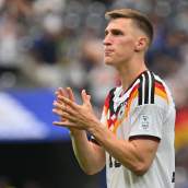 Nico Schlotterbeck jugando un partido con la selección de Alemania.