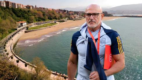 La playa urbana donde desconecta Luis De la Fuente: 800 metros de arena dorada, casas blancas con ventanas de colores e ideal para jugar al fútbol La playa urbana donde desconecta Luis De la Fuente: 800 metros de arena dorada, casas blancas con ventanas de colores e ideal para jugar al fútbol