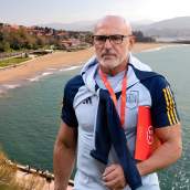 La playa urbana donde desconecta Luis De la Fuente: 800 metros de arena dorada, casas blancas con ventanas de colores e ideal para jugar al fútbol