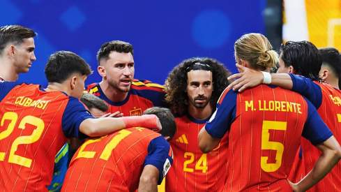 Jugadores de la selección de España charlando durante el primer partido del Mundial. Jugadores de la selección de España charlando durante el primer partido del Mundial.