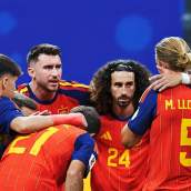 Jugadores de la selección de España charlando durante el primer partido del Mundial. 
