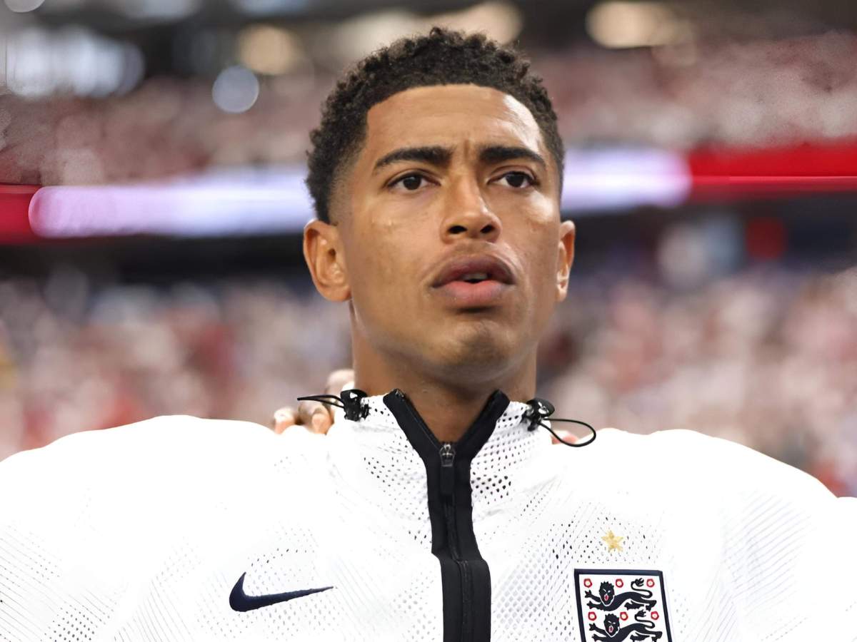 Bellingham, sobre su llanto al escuchar el himno de Inglaterra: "Mi abuelo era un inglés de los pies a la cabeza, muy patriota y murió justo antes de mi debut con la selección" Bellingham, sobre su llanto al escuchar el himno de Inglaterra: "Mi abuelo era un inglés de los pies a la cabeza, muy patriota y murió justo antes de mi debut con la selección"
