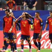 Marc Cucurella, celebrando el cuarto tanto de España contra Arabia Saudí con algunos de sus compañeros.