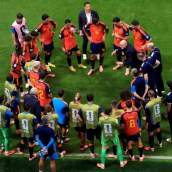 Luis de la Fuente, en una charla con los jugadores de la Selección española, durante el encuentro ante Arabia Saudí.