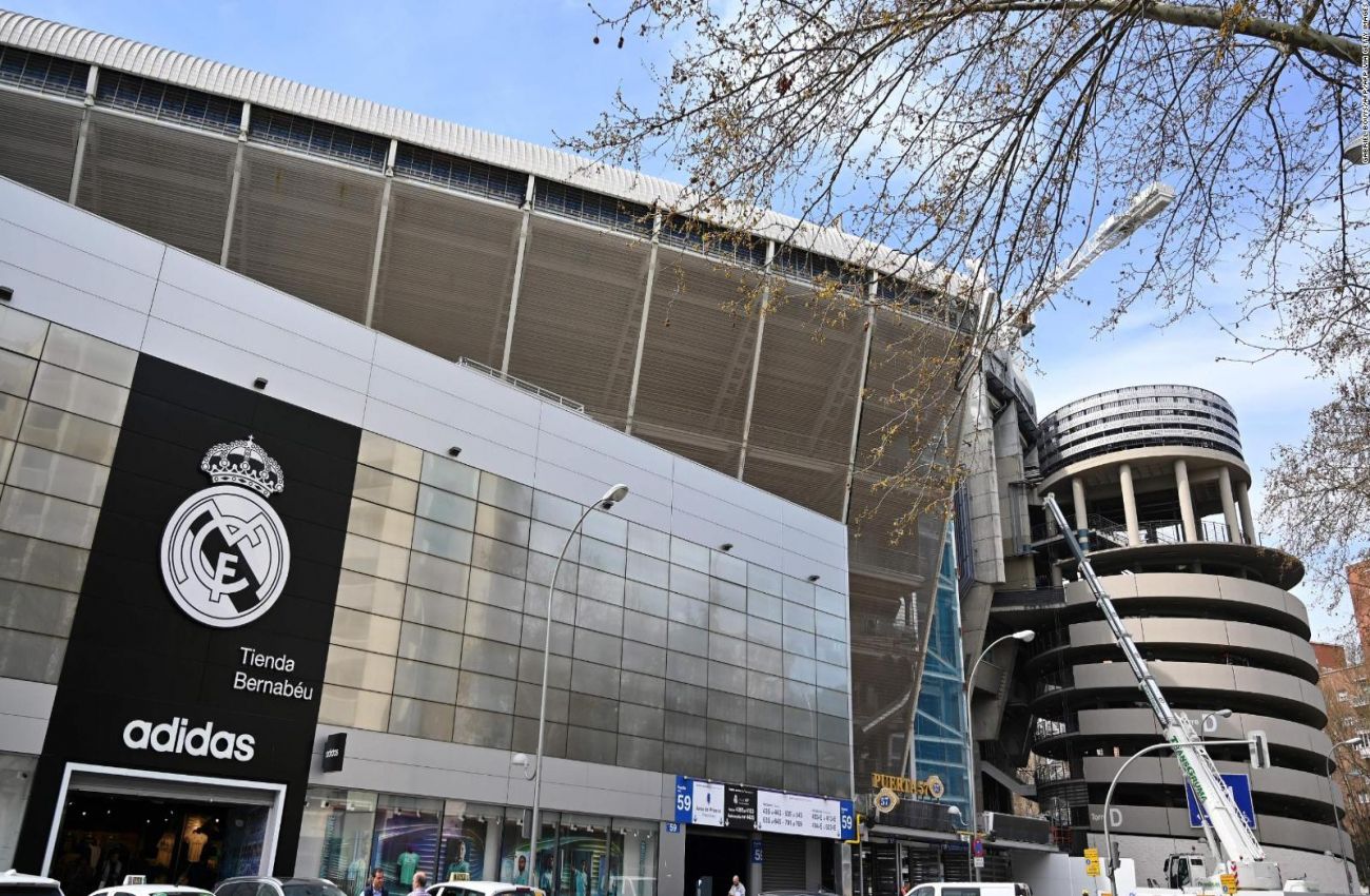Acorazado sonriendo cabina Cambio radical: la nueva tienda oficial de Adidas del Bernabéu cambia de  sitio | Defensa Central