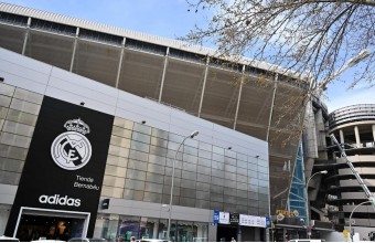 Acorazado sonriendo cabina Cambio radical: la nueva tienda oficial de Adidas del Bernabéu cambia de  sitio | Defensa Central